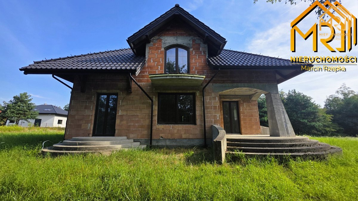 Dom jednorodzinny w stanie do wykończenia z dużą d — zdjęcie 2