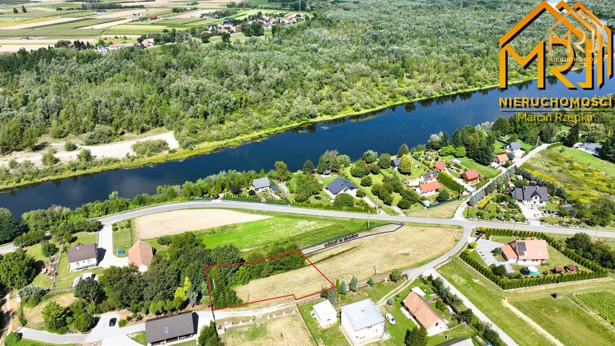 Działka budowlana z kawałkiem lasu – idealna równi