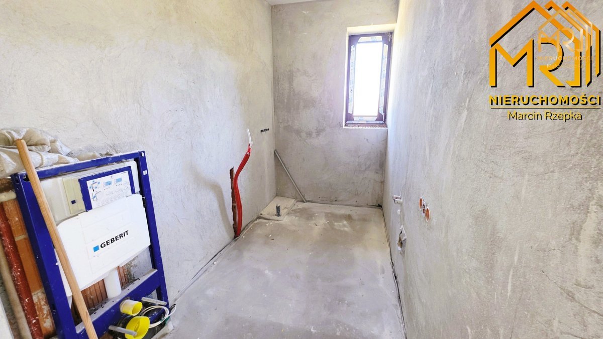 Dom jednorodzinny w stanie do wykończenia z dużą d — zdjęcie 15