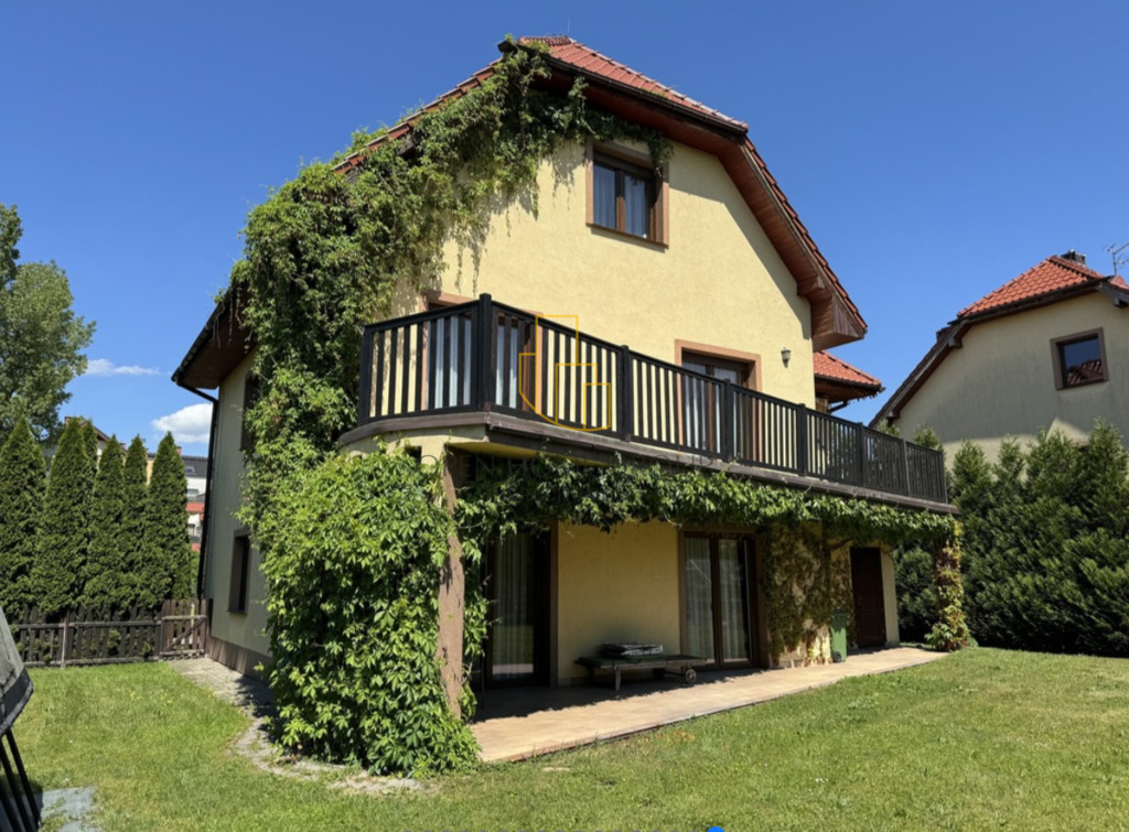 Bielany Wr. dom wolnostojący, 8 pokoi, garaż — zdjęcie 2